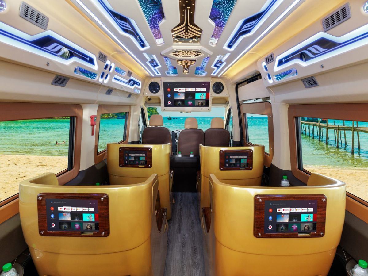 Di chuyển bằng xe limusine cho du khách miền Tây trung chuyển qua TP.HCM để đến Vũng Tàu.