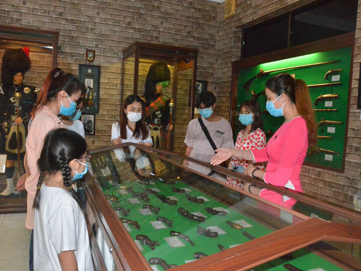 Khám phán không gian trưng bày tại bảo tàng Vũ khí cổ Robert Taylor Vũng Tàu. 