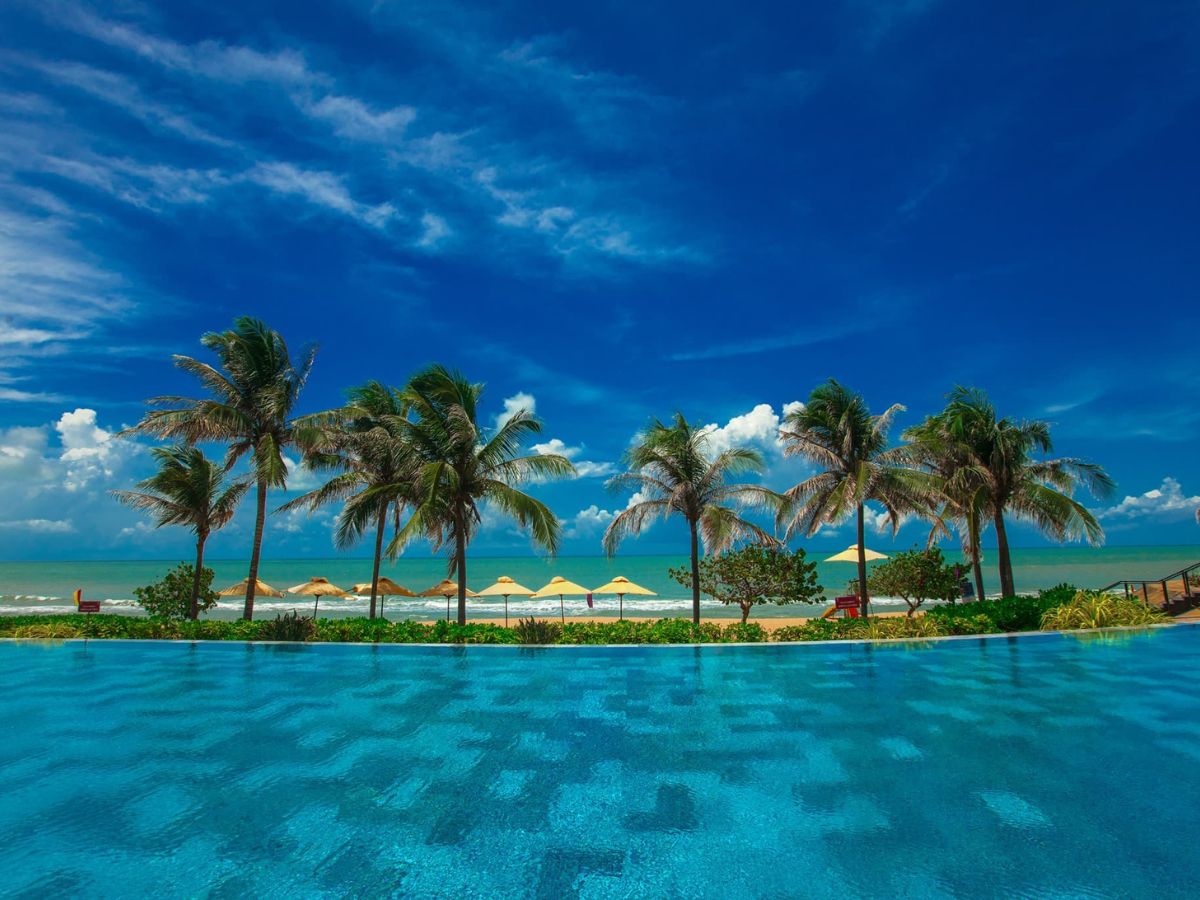 Mùa khô từ tháng 11 đến tháng 4 năm sau lý tưởng để du lịch Vũng Tàu Hồ Tràm với thời tiết mát dịu, trong xanh.