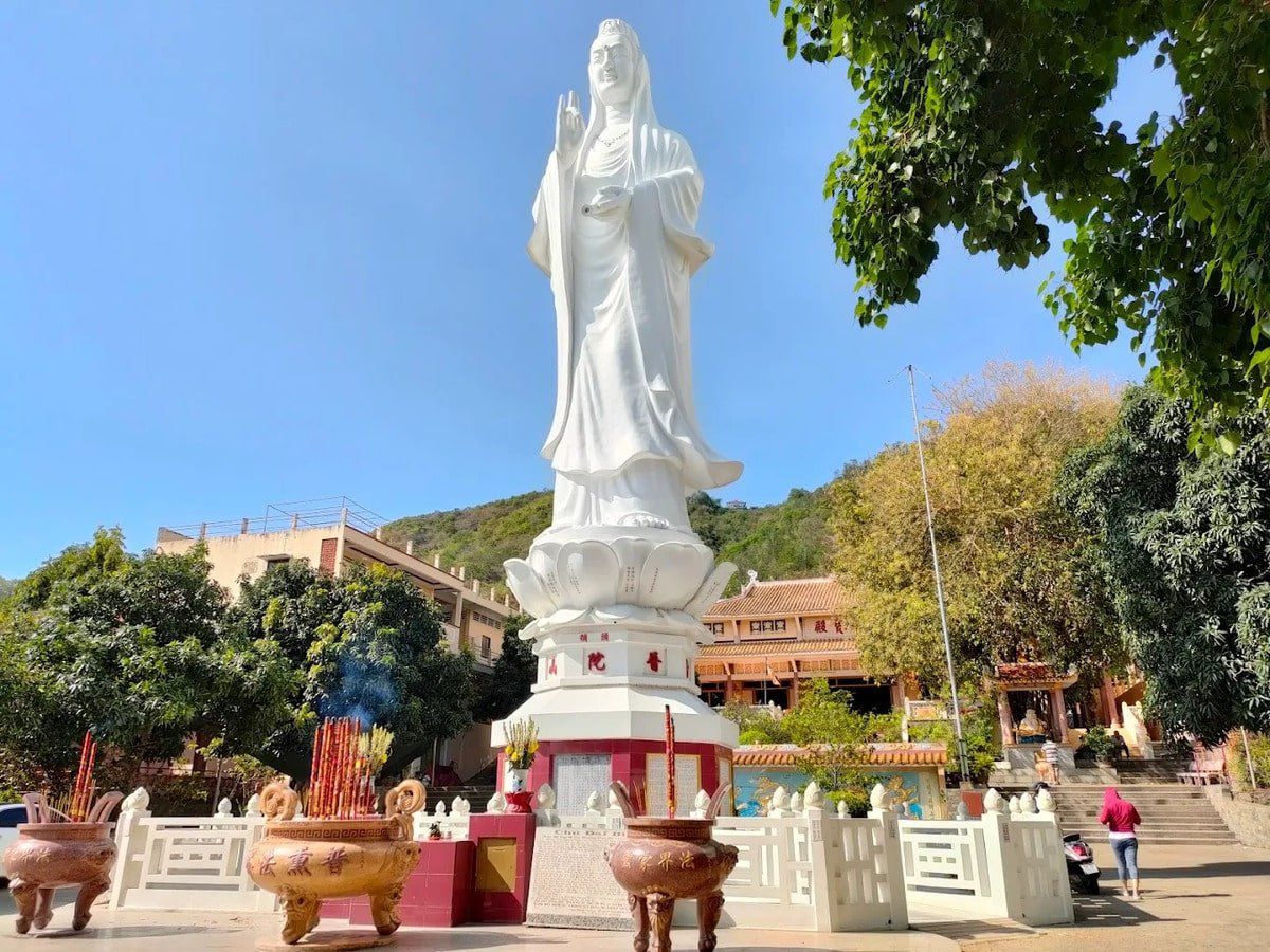 Chùa Phổ Đà Sơn Vũng Tàu thuộc khu vực Bãi Dâu Vũng Tàu.