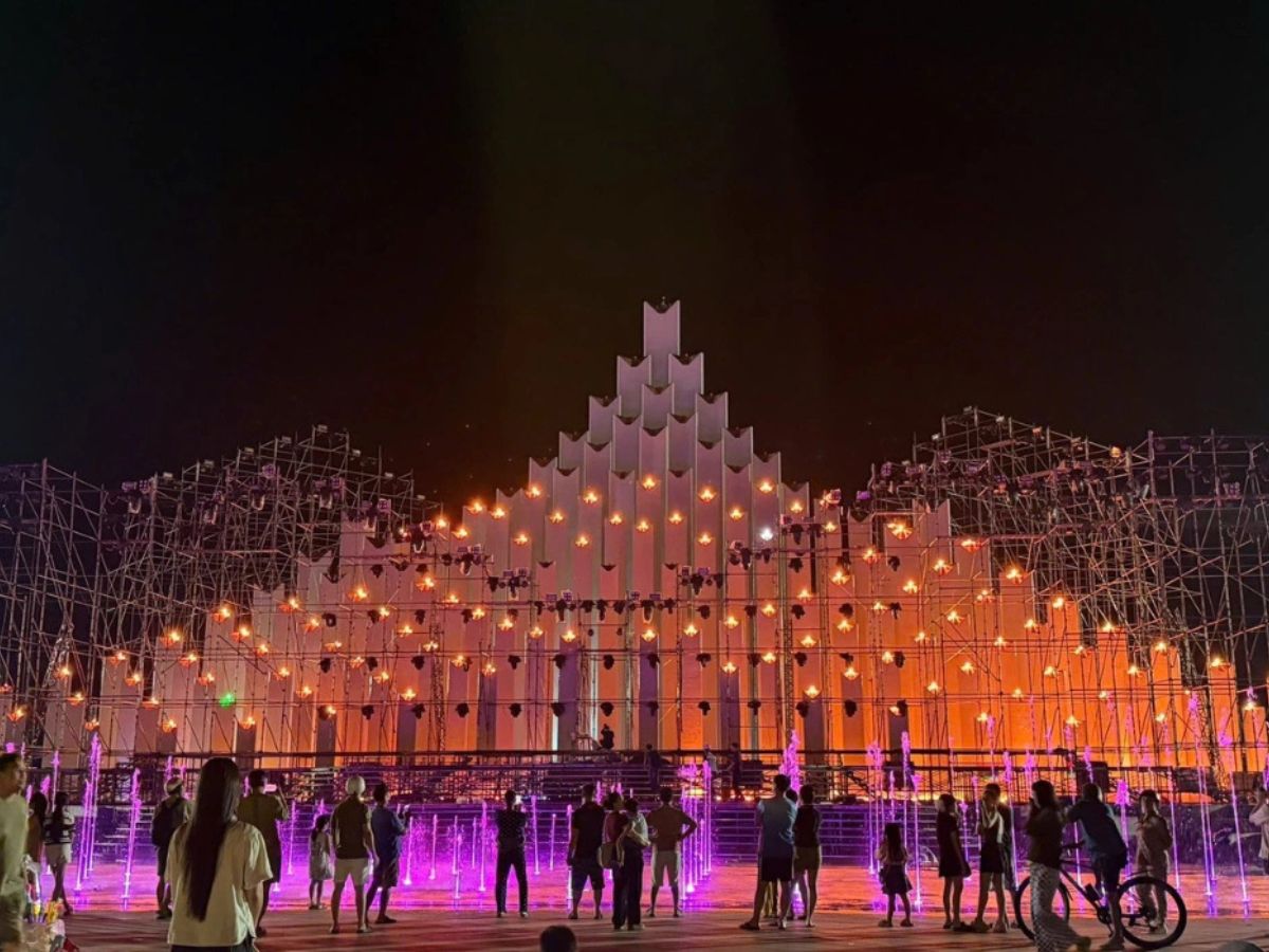 Tham quan quảng trường Tam Thắng vào buổi chiều tối.