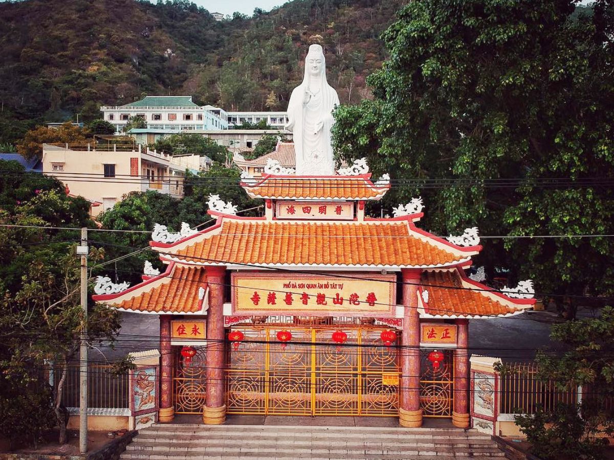 Chùa Phổ Đà Sơn Quan Âm Bồ Tát mang ý nghĩa tôn vinh linh vị Quan Âm.