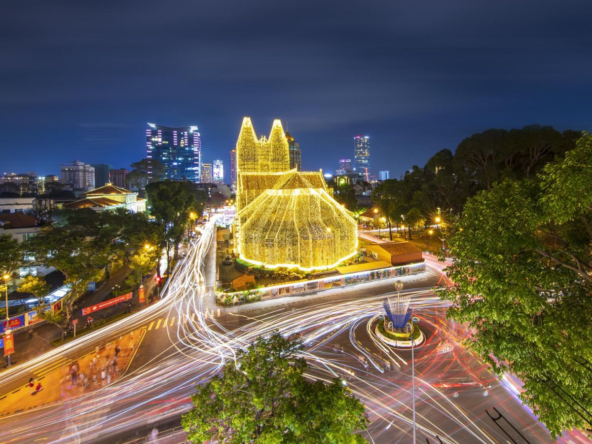 Giáng Sinh nhộn nhịp tại nhà thờ Đức Bà