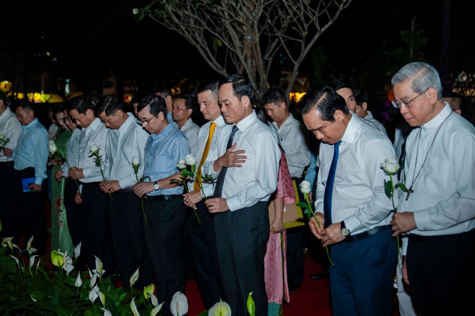 Khoảnh khắc tưởng niệm trang nghiêm, đầy xúc động những nạn nhân của đại dịch Covid - 19