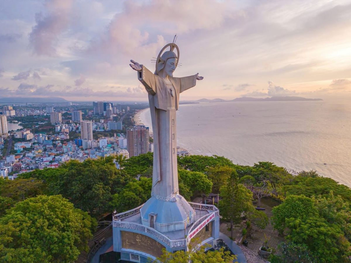 Buổi sáng du khách có thể tham quan Tượng Chúa Kitô, Bạch Dinh hoặc Hải Đăng Vũng Tàu.