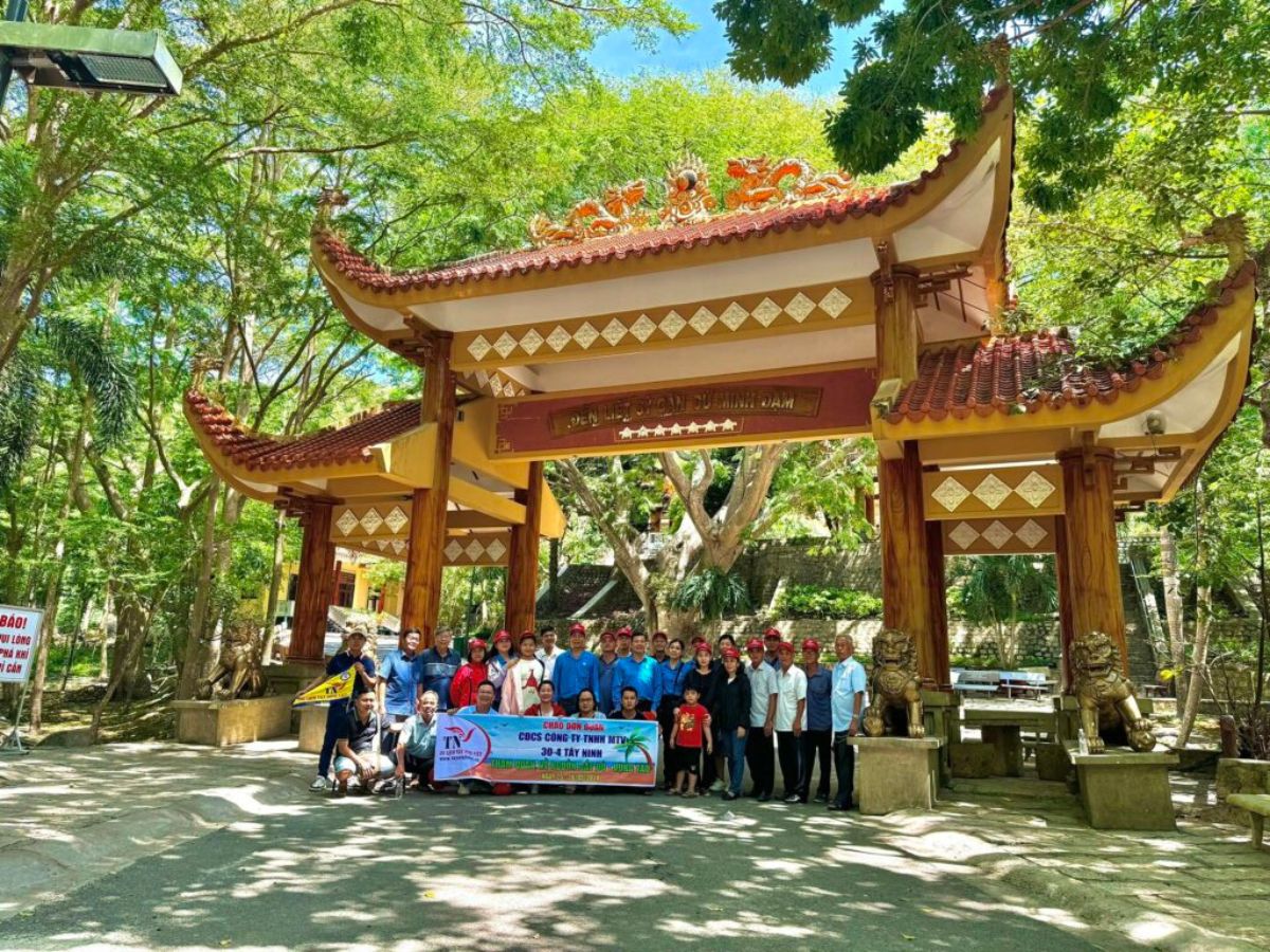 Du khách chọn tour tại các đơn vị cung cấp tour uy tín thiết kế lịch trình phù hợp. (Nguồn: Sưu tầm)