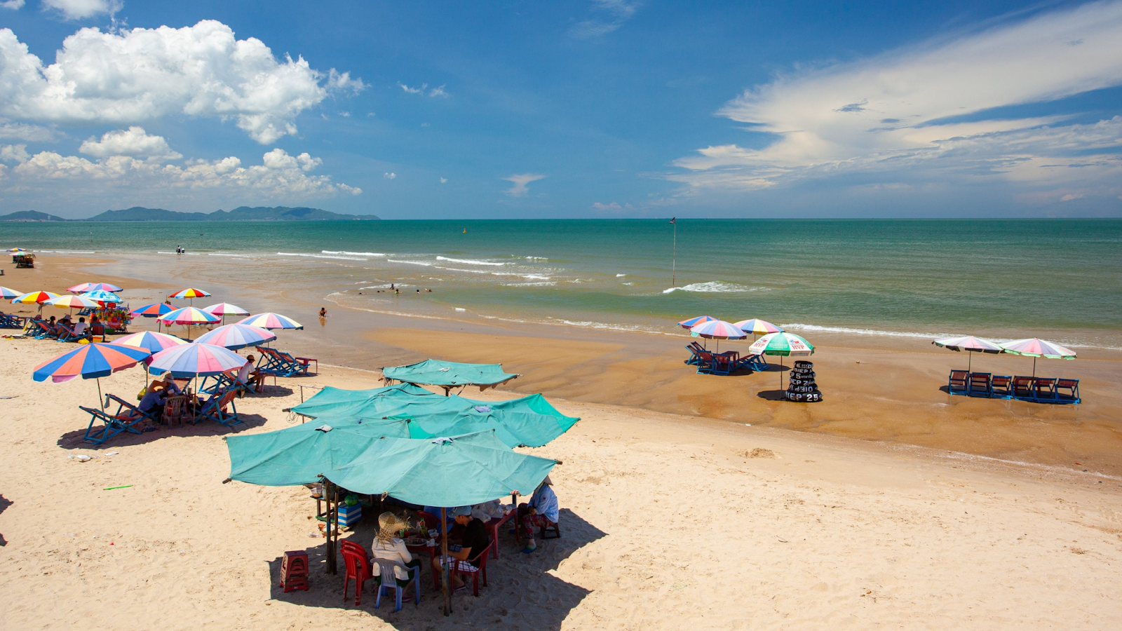 Bãi tắm Long Cung mang vẻ đẹp hoang sơ, thích hợp picnic và tắm biển nhóm nhỏ. (Nguồn: Sưu tầm)