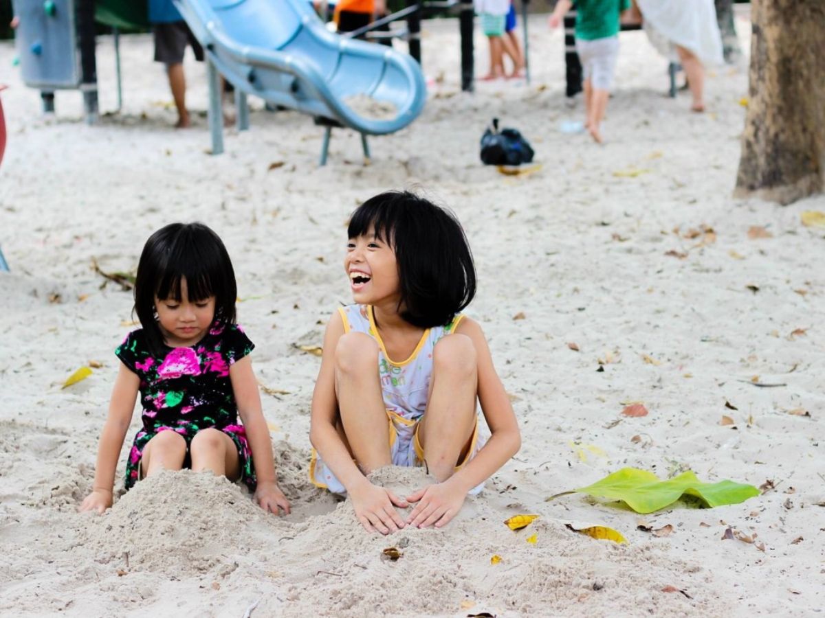 Biển Bãi Sau phù hợp cho trẻ em vui chơi với nhiều tiện ích. (Nguồn: Sưu tầm)