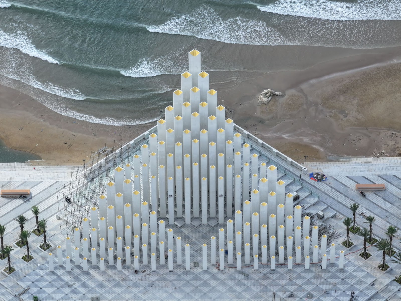 Quảng trường Tam Thắng nằm sát ngay khu vực bãi biển Bãi Sau (Nguồn: Sưu tầm)