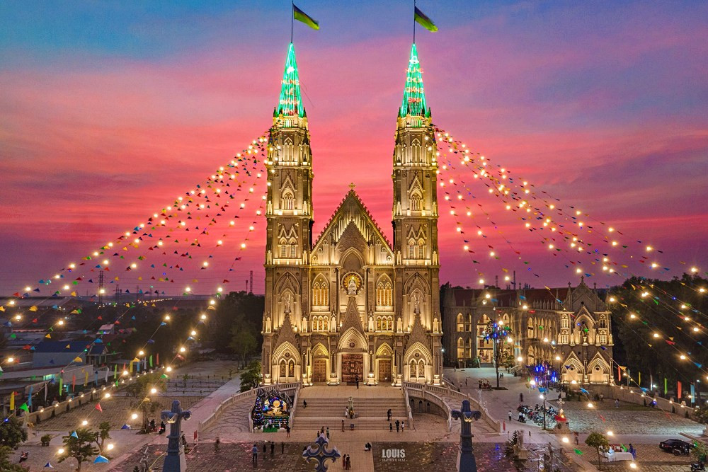 Không gian trang trí lung linh bên ngoài Nhà thờ Song Vĩnh (Nguồn: Sưu tầm)