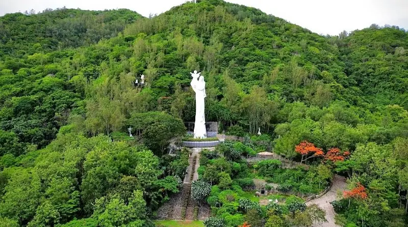 Nhà thờ Đức Mẹ Bãi Dâu là địa điểm đi lễ nổi tiếng tại Vũng Tàu (Nguồn: Sưu tầm)
