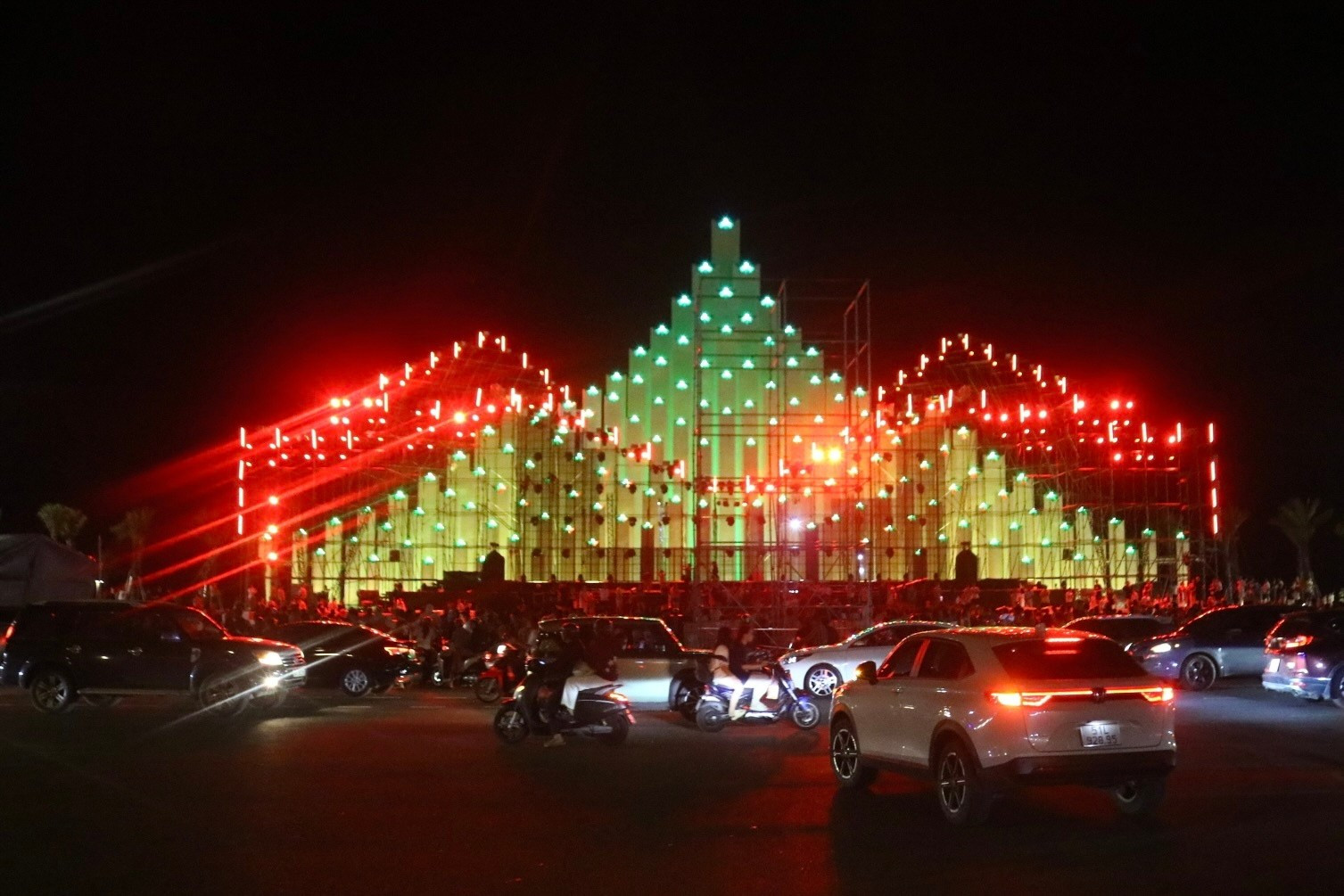 Quảng trường Tam Thắng rực rỡ ánh đèn về đêm (Nguồn: Sưu tầm)