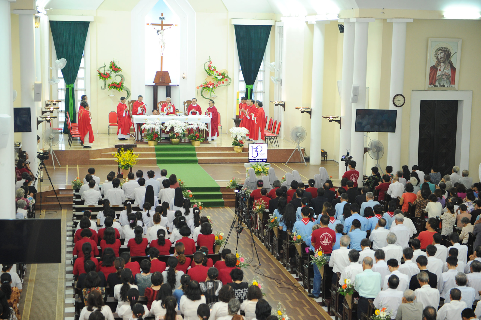 Khách du lịch từ xa đến nên tìm hiểu kỹ giờ lễ nhà thờ Vũng Tàu (Nguồn: Sưu tầm)