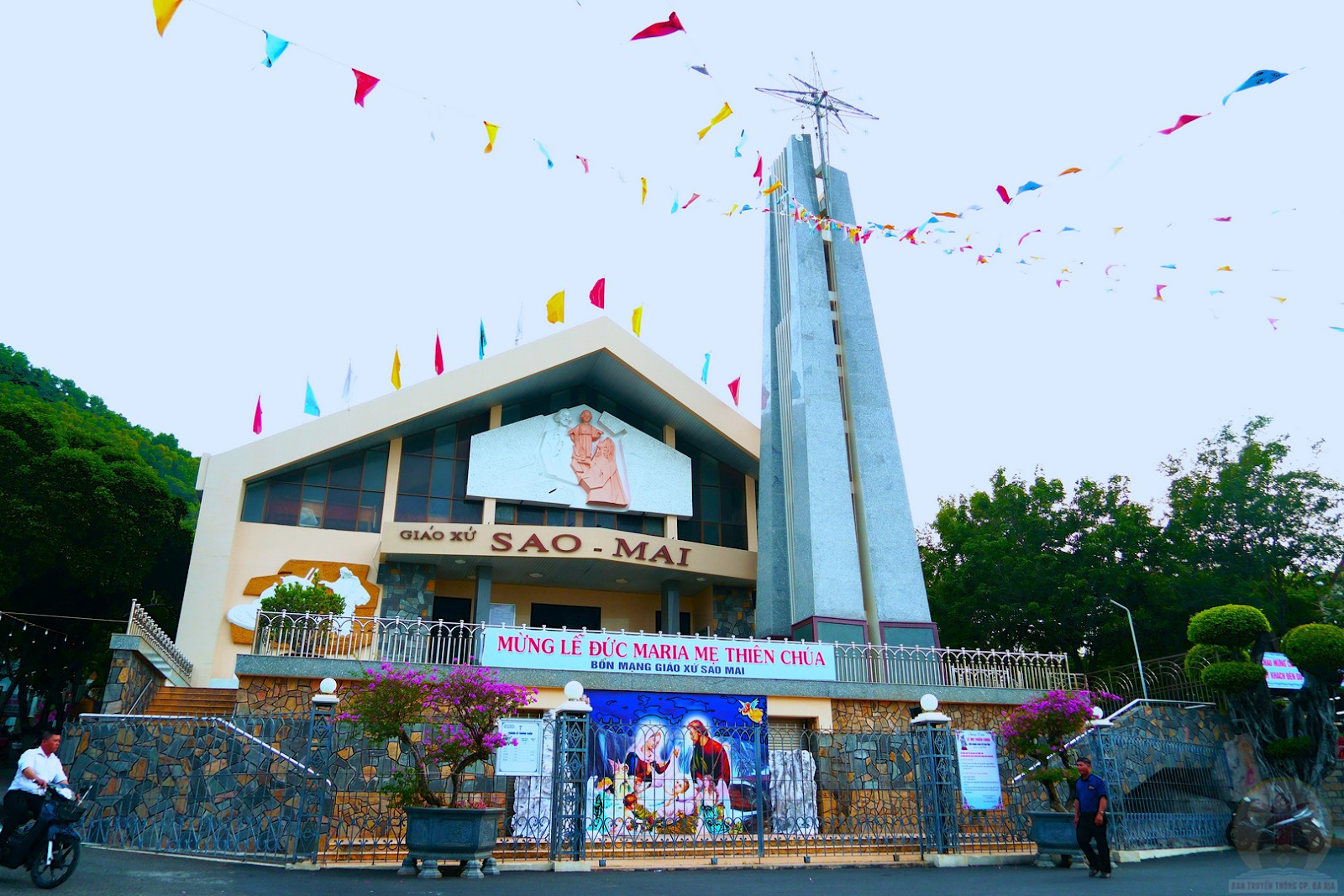 Không gian bên ngoài Nhờ thờ Sao Mai (Nguồn: Sưu tầm)