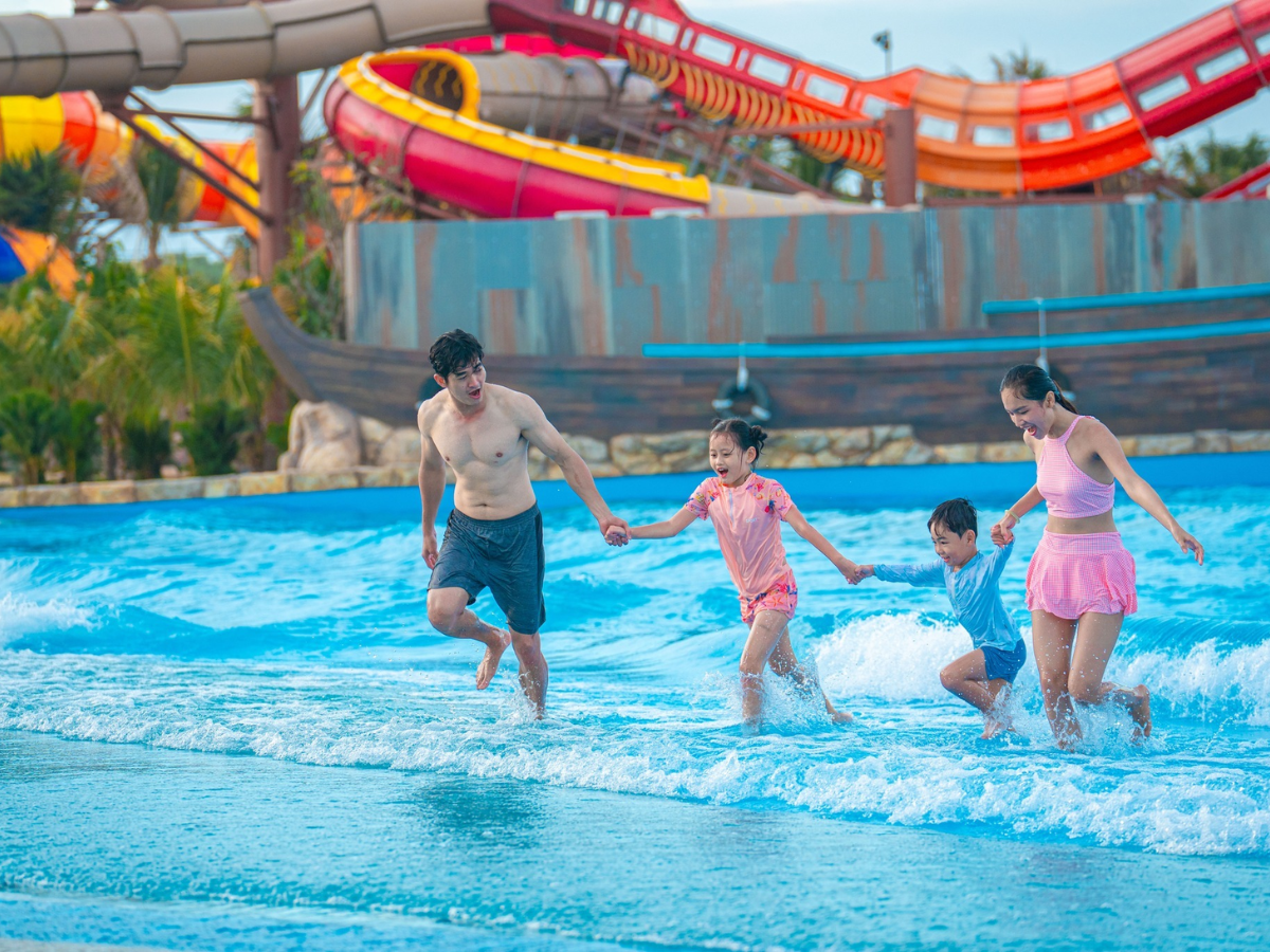 Nhóm du khách gia đình thích thú vui chơi tại Sun World Vung Tau.