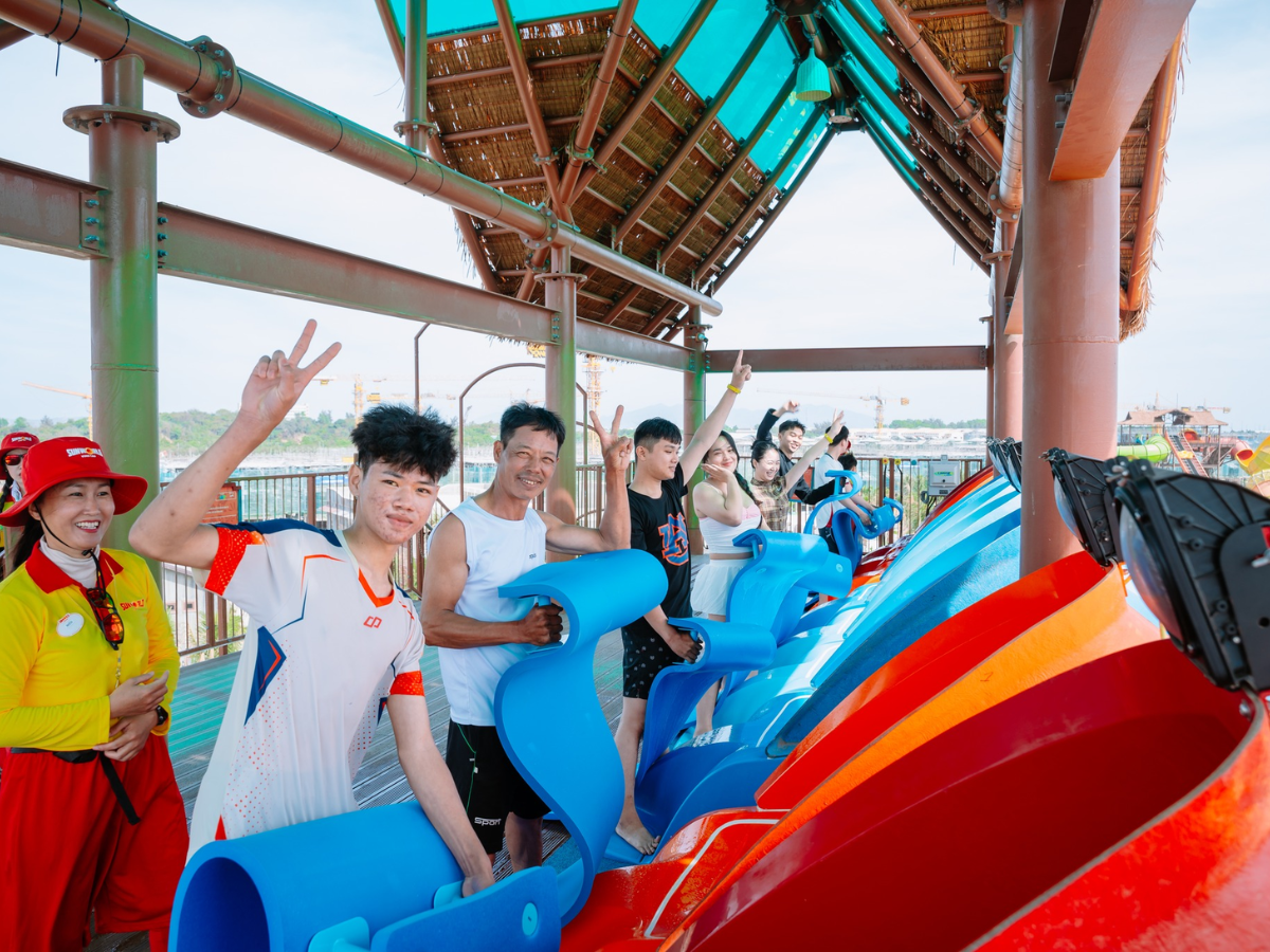 Thuyền nhân giao đấu đạt kỷ lục siêu đường đua nước 10 làn đầu tiên trên thế giới, cho phép 10 người tham gia cùng lúc.