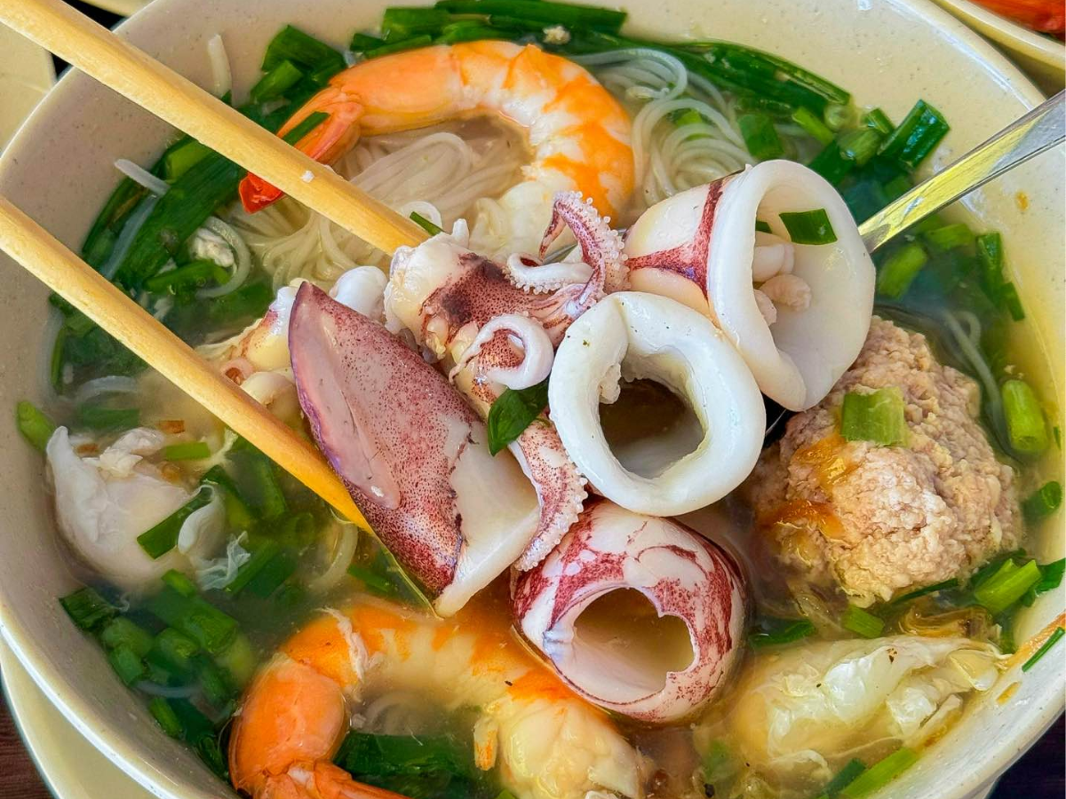 Thưởng thức món hủ tiếu mực tươi ngon ngay tại biển Vũng Tàu. 