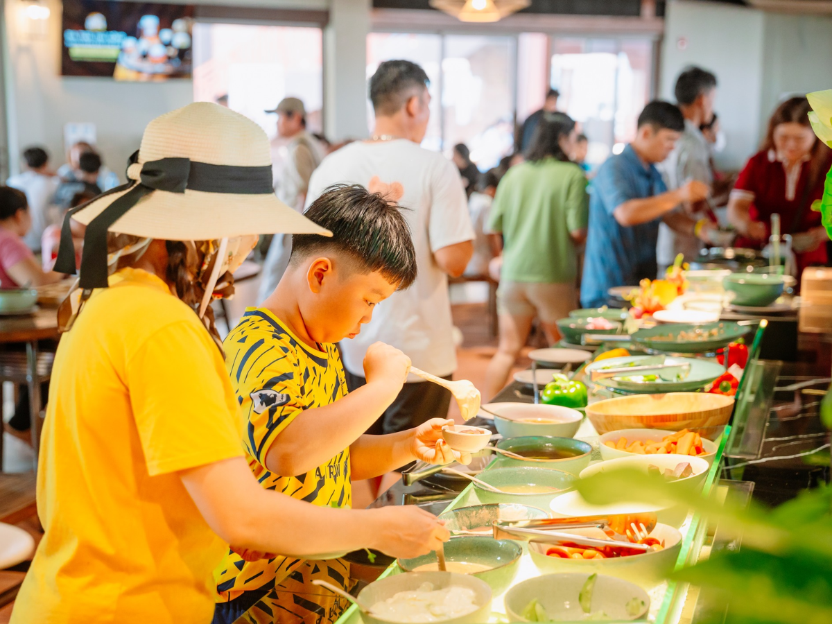 Trải nghiệm buffet với đa dạng món ăn tại Sun World Vung Tau.