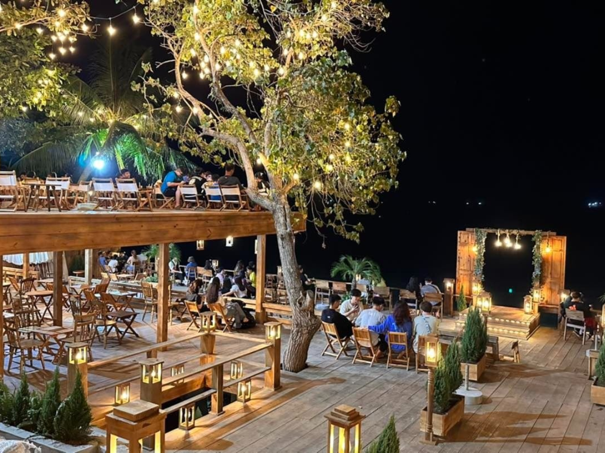 Buổi tối cũng là thời điểm thích hợp để check-in tại các quán cà phê hoặc khu vui chơi đêm.