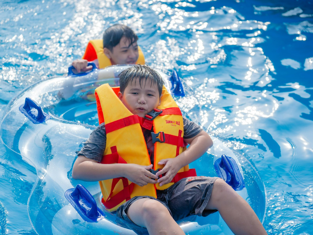 Du khách nhí thích thú trải nghiệm dòng sông thử thách.