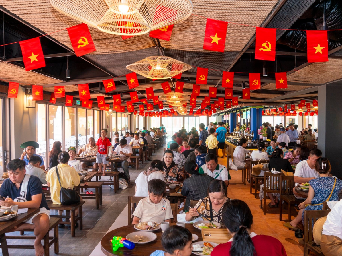 Thực đơn buffet hiện ghi nhận hơn 70 món gồm hải sản, món nướng, món nóng, salad, món cho trẻ em và đồ tráng miệng.