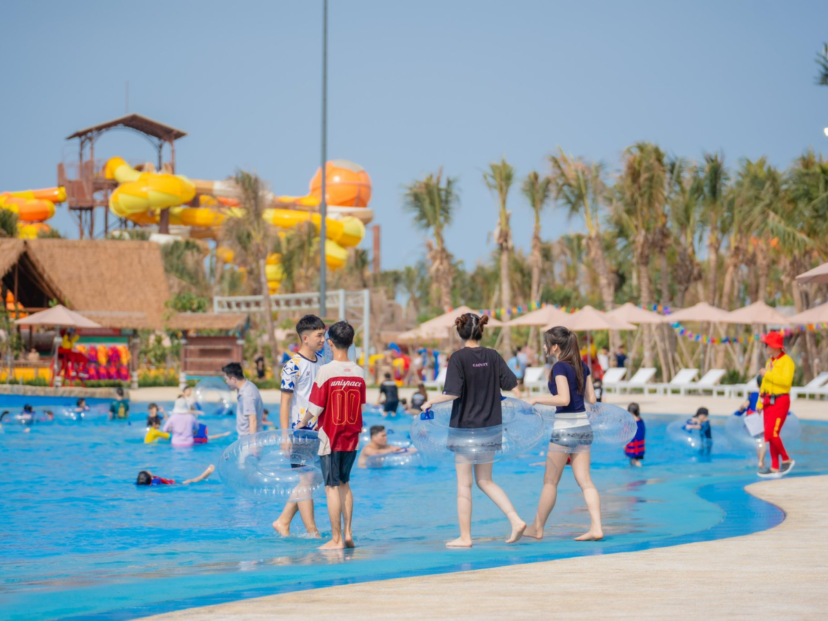Bạn bè vui chơi tại Sun World Vung Tau.