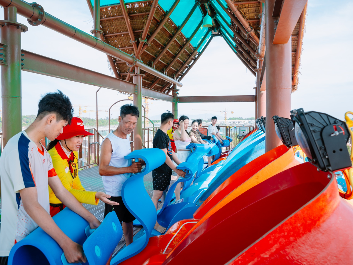 Thuyền nhân giao đấu - Biểu tượng checkin nổi bật của công viên.