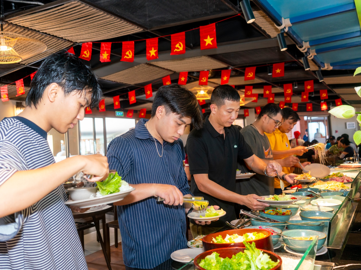Ăn trưa tại quầy Buffet tại Nhà hàng Buffet Phố Chợ.