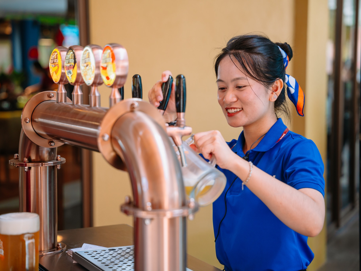 Sau khi vui chơi, du khách có thể nghỉ chân tại khu buffet hoặc các quầy đồ uống.