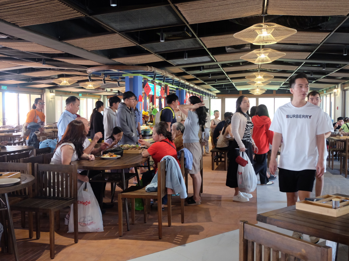 Khu buffet được thiết kế theo mô hình mở giúp không gian luôn thông thoáng và tạo cảm giác thoải mái khi dùng bữa.