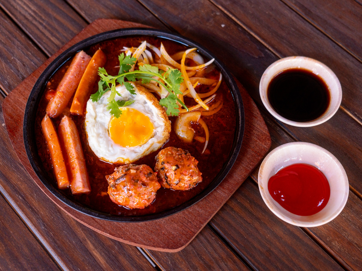 Nhà hàng sở hữu thực đơn hơn 70 món đa dạng từ món Á đến món Âu.